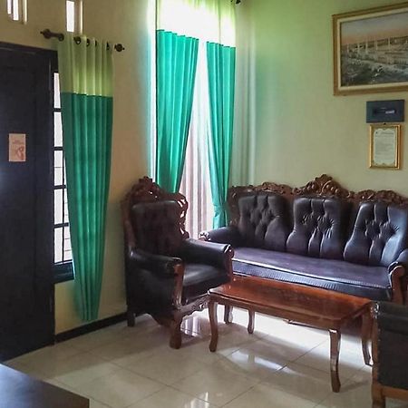 Hotel Baitussafar Ummi 1 Syariah à Malang Extérieur photo