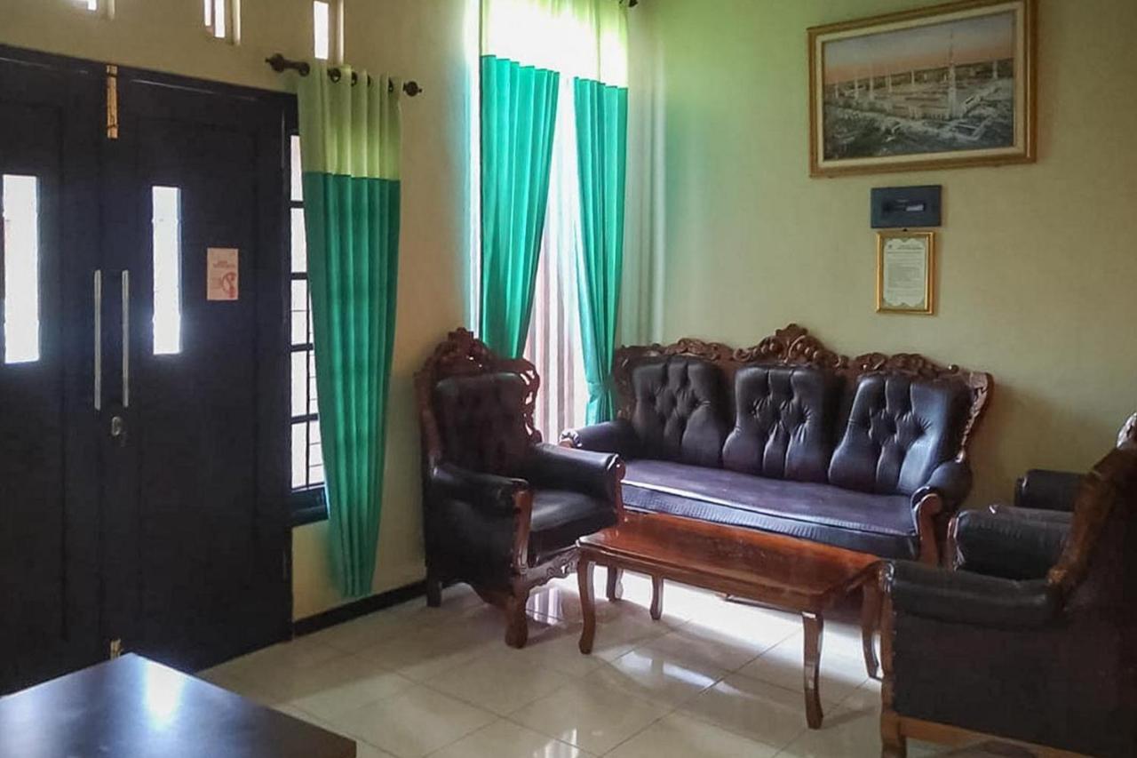 Hotel Baitussafar Ummi 1 Syariah à Malang Extérieur photo